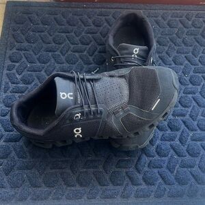 Used On Running cloud 5 women’s shoes. Size W9 EU 40.5